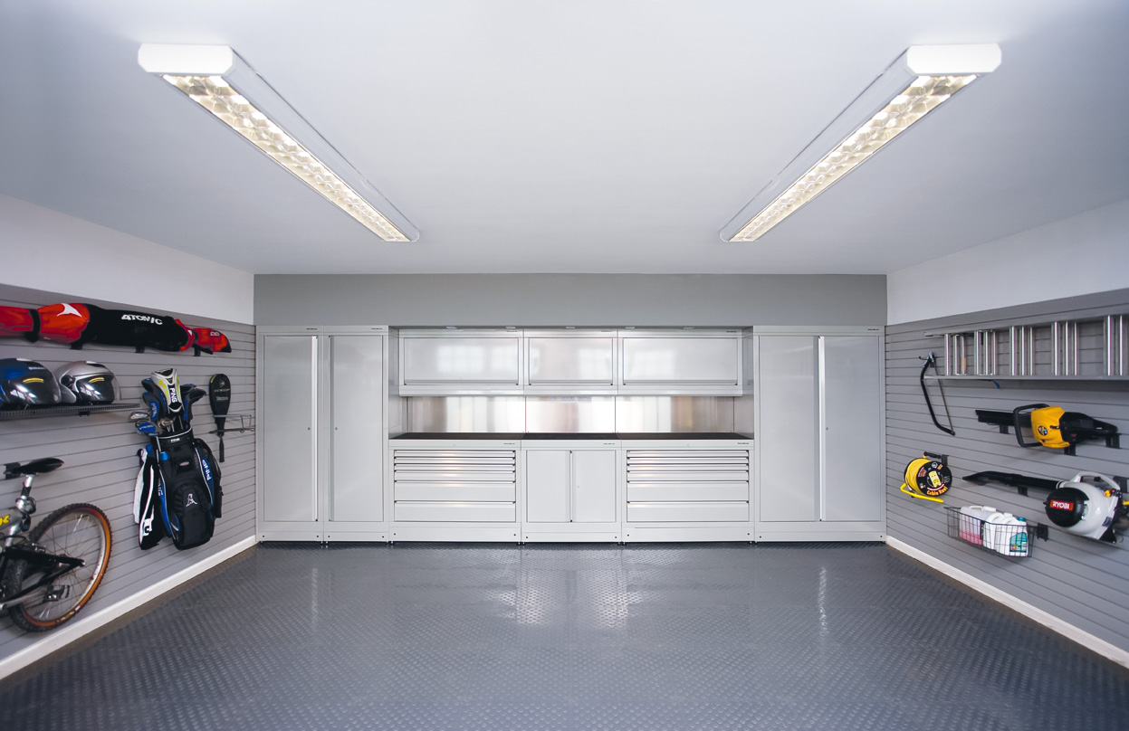 Реконструкция гаража. Дизайнерская отделка гаража. Красивая отделка гаража. Гараж внутри. Современный гараж интерьер.